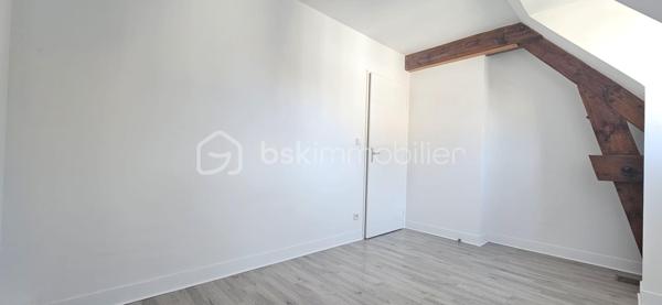 En plein cœur de Sully-sur-Loire, découvrez un appartement qui réunit ce que l’on recherche rarement au même endroit : luminosité, extérieur, tranquillité et aucun travaux à prévoir.

Vous serez immédiatement séduit par sa belle luminosité et son agréable balcon sans aucun vis-à-vis, véritable prolongement de la pièce de vie où vous pourrez profiter pleinement des beaux jours, en toute intimité.

L’appartement comprend une entrée desservant un salon-séjour lumineux ouvert sur une cuisine aménagée, avec accès direct au balcon.

L’espace nuit offre deux chambres, une salle de bains ainsi qu’un WC indépendant.

Une cave privative complète l’ensemble.

✨ CE QUI REND CE BIEN UNIQUE :
• Une situation privilégiée au cœur de Sully-sur-Loire
• Un balcon sans aucun vis-à-vis
• Une pièce de vie particulièrement **lumineuse
• 2 chambres
• Aucun travaux à prévoir
• Une cave privative
• Un appartement prêt à vivre : vous posez vos valises !

Que vous recherchiez votre résidence principale, un premier achat ou un investissement, cet appartement offre un équilibre particulièrement recherché entre vie en centre-ville, confort et tranquillité.

🔑 Un bien qui mérite d’être découvert autrement qu’en photos.

Contactez-moi pour organiser votre visite.