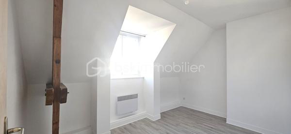 En plein cœur de Sully-sur-Loire, découvrez un appartement qui réunit ce que l’on recherche rarement au même endroit : luminosité, extérieur, tranquillité et aucun travaux à prévoir.

Vous serez immédiatement séduit par sa belle luminosité et son agréable balcon sans aucun vis-à-vis, véritable prolongement de la pièce de vie où vous pourrez profiter pleinement des beaux jours, en toute intimité.

L’appartement comprend une entrée desservant un salon-séjour lumineux ouvert sur une cuisine aménagée, avec accès direct au balcon.

L’espace nuit offre deux chambres, une salle de bains ainsi qu’un WC indépendant.

Une cave privative complète l’ensemble.

✨ CE QUI REND CE BIEN UNIQUE :
• Une situation privilégiée au cœur de Sully-sur-Loire
• Un balcon sans aucun vis-à-vis
• Une pièce de vie particulièrement **lumineuse
• 2 chambres
• Aucun travaux à prévoir
• Une cave privative
• Un appartement prêt à vivre : vous posez vos valises !

Que vous recherchiez votre résidence principale, un premier achat ou un investissement, cet appartement offre un équilibre particulièrement recherché entre vie en centre-ville, confort et tranquillité.

🔑 Un bien qui mérite d’être découvert autrement qu’en photos.

Contactez-moi pour organiser votre visite.