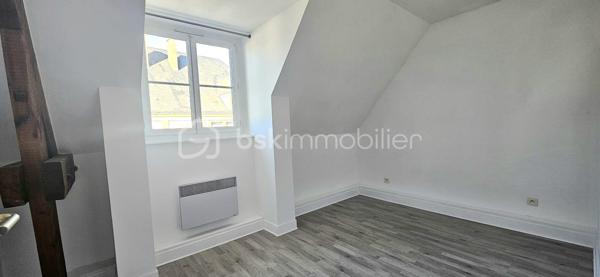 En plein cœur de Sully-sur-Loire, découvrez un appartement qui réunit ce que l’on recherche rarement au même endroit : luminosité, extérieur, tranquillité et aucun travaux à prévoir.

Vous serez immédiatement séduit par sa belle luminosité et son agréable balcon sans aucun vis-à-vis, véritable prolongement de la pièce de vie où vous pourrez profiter pleinement des beaux jours, en toute intimité.

L’appartement comprend une entrée desservant un salon-séjour lumineux ouvert sur une cuisine aménagée, avec accès direct au balcon.

L’espace nuit offre deux chambres, une salle de bains ainsi qu’un WC indépendant.

Une cave privative complète l’ensemble.

✨ CE QUI REND CE BIEN UNIQUE :
• Une situation privilégiée au cœur de Sully-sur-Loire
• Un balcon sans aucun vis-à-vis
• Une pièce de vie particulièrement **lumineuse
• 2 chambres
• Aucun travaux à prévoir
• Une cave privative
• Un appartement prêt à vivre : vous posez vos valises !

Que vous recherchiez votre résidence principale, un premier achat ou un investissement, cet appartement offre un équilibre particulièrement recherché entre vie en centre-ville, confort et tranquillité.

🔑 Un bien qui mérite d’être découvert autrement qu’en photos.

Contactez-moi pour organiser votre visite.