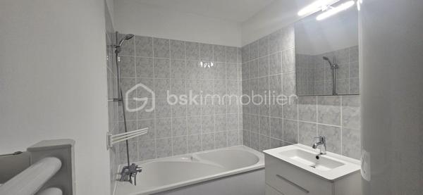 En plein cœur de Sully-sur-Loire, découvrez un appartement qui réunit ce que l’on recherche rarement au même endroit : luminosité, extérieur, tranquillité et aucun travaux à prévoir.

Vous serez immédiatement séduit par sa belle luminosité et son agréable balcon sans aucun vis-à-vis, véritable prolongement de la pièce de vie où vous pourrez profiter pleinement des beaux jours, en toute intimité.

L’appartement comprend une entrée desservant un salon-séjour lumineux ouvert sur une cuisine aménagée, avec accès direct au balcon.

L’espace nuit offre deux chambres, une salle de bains ainsi qu’un WC indépendant.

Une cave privative complète l’ensemble.

✨ CE QUI REND CE BIEN UNIQUE :
• Une situation privilégiée au cœur de Sully-sur-Loire
• Un balcon sans aucun vis-à-vis
• Une pièce de vie particulièrement **lumineuse
• 2 chambres
• Aucun travaux à prévoir
• Une cave privative
• Un appartement prêt à vivre : vous posez vos valises !

Que vous recherchiez votre résidence principale, un premier achat ou un investissement, cet appartement offre un équilibre particulièrement recherché entre vie en centre-ville, confort et tranquillité.

🔑 Un bien qui mérite d’être découvert autrement qu’en photos.

Contactez-moi pour organiser votre visite.