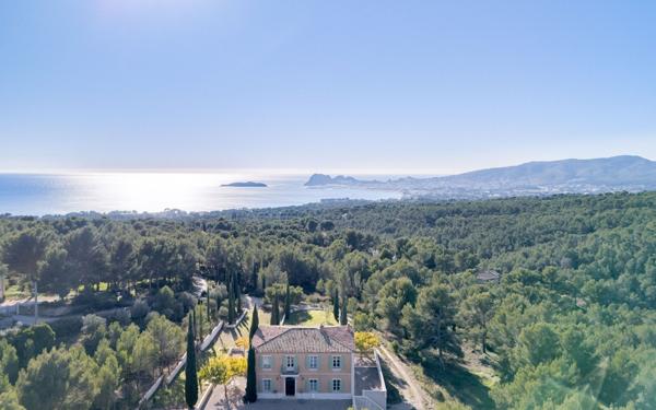 Maison à vendre    6 pièces • 243,65 m2 La Ciotat