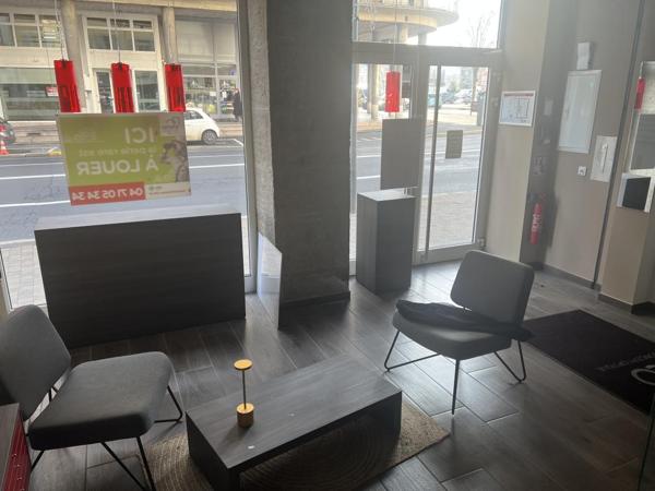 Local commercial d'environ 170 m² /Place Michelet 43000 Le Puy en Velay