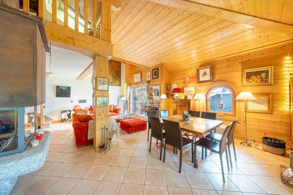 Chamonix – Centre-ville Appartement duplex 4 pièces – 3 chambres 236 m² au total dont 141 m² habitables Terrasse, balcon, cave, parking et casier à skis.