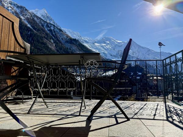 Chamonix – Centre-ville Appartement duplex 4 pièces – 3 chambres 236 m² au total dont 141 m² habitables Terrasse, balcon, cave, parking et casier à skis.