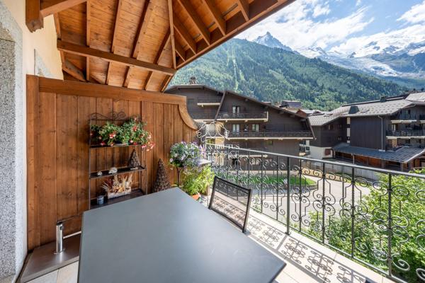Chamonix – Centre-ville Appartement duplex 4 pièces – 3 chambres 236 m² au total dont 141 m² habitables Terrasse, balcon, cave, parking et casier à skis.
