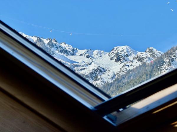 Chamonix – Centre-ville Appartement duplex 4 pièces – 3 chambres 236 m² au total dont 141 m² habitables Terrasse, balcon, cave, parking et casier à skis.
