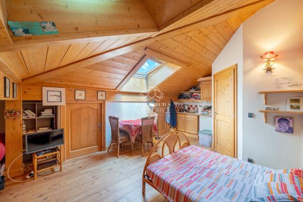 Chamonix – Centre-ville Appartement duplex 4 pièces – 3 chambres 236 m² au total dont 141 m² habitables Terrasse, balcon, cave, parking et casier à skis.