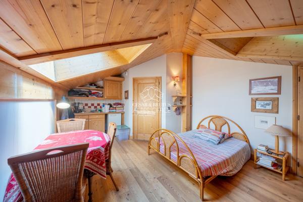 Chamonix – Centre-ville Appartement duplex 4 pièces – 3 chambres 236 m² au total dont 141 m² habitables Terrasse, balcon, cave, parking et casier à skis.