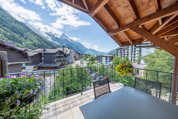 Chamonix – Centre-ville Appartement duplex 4 pièces – 3 chambres 236 m² au total dont 141 m² habitables Terrasse, balcon, cave, parking et casier à skis.