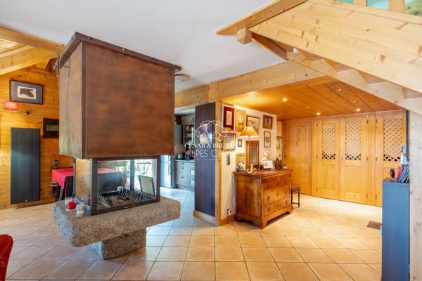 Chamonix – Centre-ville Appartement duplex 4 pièces – 3 chambres 236 m² au total dont 141 m² habitables Terrasse, balcon, cave, parking et casier à skis.