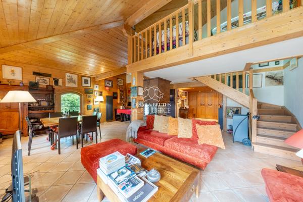 Chamonix – Centre-ville Appartement duplex 4 pièces – 3 chambres 236 m² au total dont 141 m² habitables Terrasse, balcon, cave, parking et casier à skis.