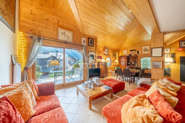 Chamonix – Centre-ville Appartement duplex 4 pièces – 3 chambres 236 m² au total dont 141 m² habitables Terrasse, balcon, cave, parking et casier à skis.