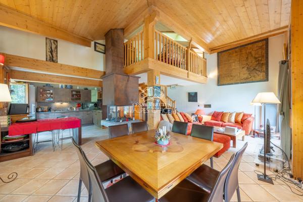 Chamonix – Centre-ville Appartement duplex 4 pièces – 3 chambres 236 m² au total dont 141 m² habitables Terrasse, balcon, cave, parking et casier à skis.