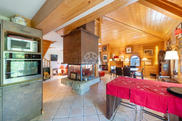 Chamonix – Centre-ville Appartement duplex 4 pièces – 3 chambres 236 m² au total dont 141 m² habitables Terrasse, balcon, cave, parking et casier à skis.