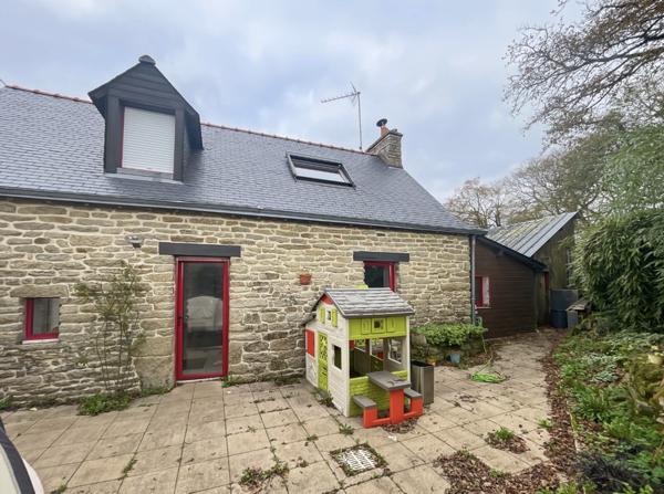 Elven (56250) Maison en pierre rénovée sur grand terrain.