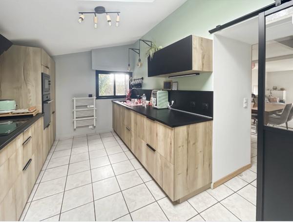 Elven (56250) Maison en pierre rénovée sur grand terrain.