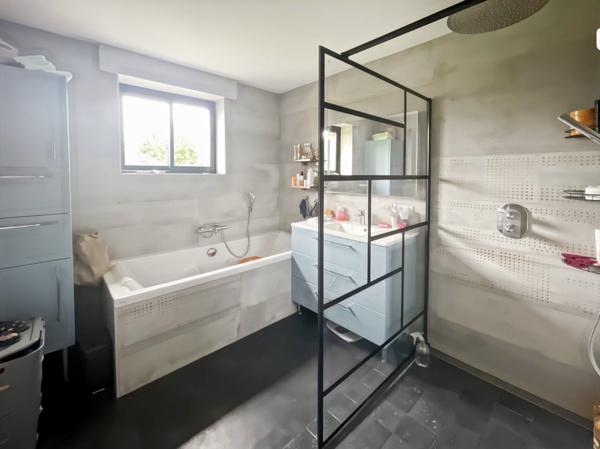 Elven (56250) Maison en pierre rénovée sur grand terrain.