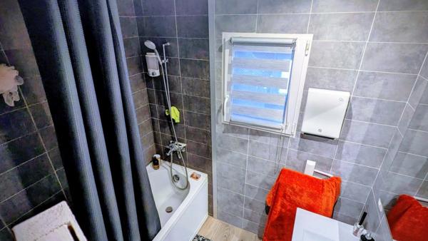 Maison entièrement rénovée 4 chambres avec terrasse vue sur jardin – Aiguillon (47190)