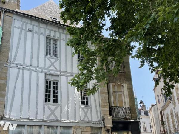 A VENDRE 56 VANNES INTRA MUROS DANS IMMEUBLE A COLOMBAGES T2 BIS 51 m² - LOUE