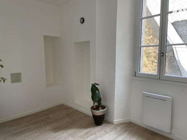 A VENDRE 56 VANNES INTRA MUROS DANS IMMEUBLE A COLOMBAGES T2 BIS 51 m² - LOUE