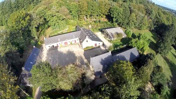 Ensemble de bâtisses en pierre:  VENTE A TERME LIBRE