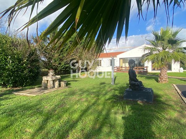 Maison Sainte Soulle 5 pièce(s) 132 m2 - Installez votre activité : Maison de plain-pied + Hangar + Terrain constructible 3 600 m²