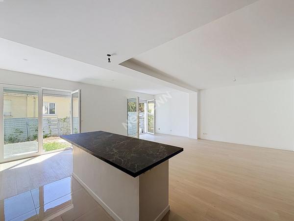 MONTREUIL, 850 METRES DU RER ROSNY, PROCHE DU PARC MONTREAU AU CALME D'UNE IMPASSE, DANS UNE PETITE COPROPRIETE DIVISEE EN 4 LOGEMENTS, GRAND APPARTEMENT ATYPIQUE DE 105m² AUX ALLURES DE LOFT AVEC UN JARDIN PRIVATIF DE 80M².