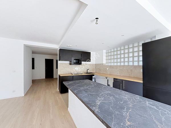 MONTREUIL, 850 METRES DU RER ROSNY, PROCHE DU PARC MONTREAU AU CALME D'UNE IMPASSE, DANS UNE PETITE COPROPRIETE DIVISEE EN 4 LOGEMENTS, GRAND APPARTEMENT ATYPIQUE DE 105m² AUX ALLURES DE LOFT AVEC UN JARDIN PRIVATIF DE 80M².