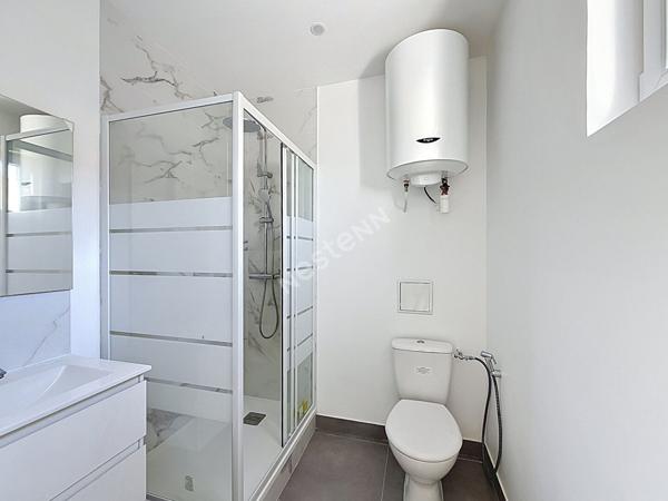 MONTREUIL, 850 METRES DU RER ROSNY, PROCHE DU PARC MONTREAU AU CALME D'UNE IMPASSE, DANS UNE PETITE COPROPRIETE DIVISEE EN 4 LOGEMENTS, GRAND APPARTEMENT ATYPIQUE DE 105m² AUX ALLURES DE LOFT AVEC UN JARDIN PRIVATIF DE 80M².