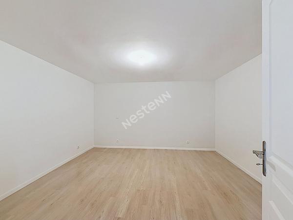 MONTREUIL, 850 METRES DU RER ROSNY, PROCHE DU PARC MONTREAU AU CALME D'UNE IMPASSE, DANS UNE PETITE COPROPRIETE DIVISEE EN 4 LOGEMENTS, GRAND APPARTEMENT ATYPIQUE DE 105m² AUX ALLURES DE LOFT AVEC UN JARDIN PRIVATIF DE 80M².