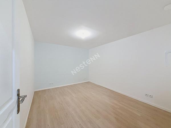 MONTREUIL, 850 METRES DU RER ROSNY, PROCHE DU PARC MONTREAU AU CALME D'UNE IMPASSE, DANS UNE PETITE COPROPRIETE DIVISEE EN 4 LOGEMENTS, GRAND APPARTEMENT ATYPIQUE DE 105m² AUX ALLURES DE LOFT AVEC UN JARDIN PRIVATIF DE 80M².