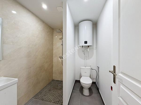 MONTREUIL, 850 METRES DU RER ROSNY, PROCHE DU PARC MONTREAU AU CALME D'UNE IMPASSE, DANS UNE PETITE COPROPRIETE DIVISEE EN 4 LOGEMENTS, GRAND APPARTEMENT ATYPIQUE DE 105m² AUX ALLURES DE LOFT AVEC UN JARDIN PRIVATIF DE 80M².
