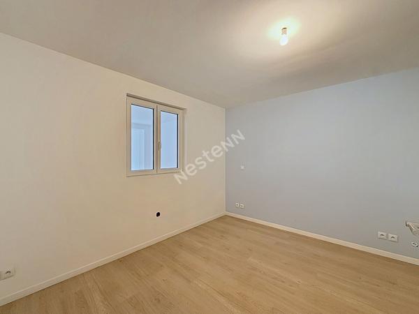 MONTREUIL, 850 METRES DU RER ROSNY, PROCHE DU PARC MONTREAU AU CALME D'UNE IMPASSE, DANS UNE PETITE COPROPRIETE DIVISEE EN 4 LOGEMENTS, GRAND APPARTEMENT ATYPIQUE DE 105m² AUX ALLURES DE LOFT AVEC UN JARDIN PRIVATIF DE 80M².