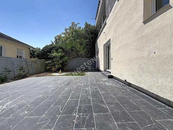 MONTREUIL, 850 METRES DU RER ROSNY, PROCHE DU PARC MONTREAU AU CALME D'UNE IMPASSE, DANS UNE PETITE COPROPRIETE DIVISEE EN 4 LOGEMENTS, GRAND APPARTEMENT ATYPIQUE DE 105m² AUX ALLURES DE LOFT AVEC UN JARDIN PRIVATIF DE 80M².
