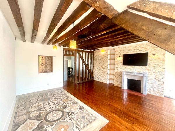 "Versailles Notre-Dame" Adresse de 1er ordre - Très bel appartement de caractère entièrement rénové de 3 pièces de 80,50 m² ! Loyer 2 350 €/mois charges comprises **  - Référence  28029