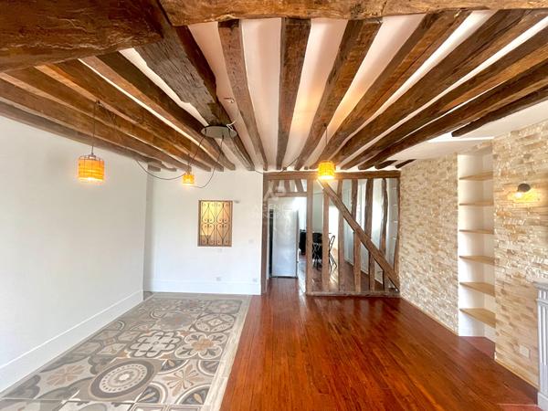 "Versailles Notre-Dame" Adresse de 1er ordre - Très bel appartement de caractère entièrement rénové de 3 pièces de 80,50 m² ! Loyer 2 350 €/mois charges comprises **  - Référence  28029