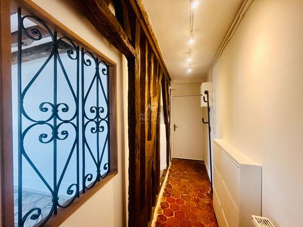 "Versailles Notre-Dame" Adresse de 1er ordre - Très bel appartement de caractère entièrement rénové de 3 pièces de 80,50 m² ! Loyer 2 350 €/mois charges comprises **  - Référence  28029