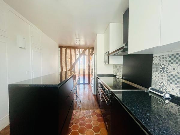 "Versailles Notre-Dame" Adresse de 1er ordre - Très bel appartement de caractère entièrement rénové de 3 pièces de 80,50 m² ! Loyer 2 350 €/mois charges comprises **  - Référence  28029