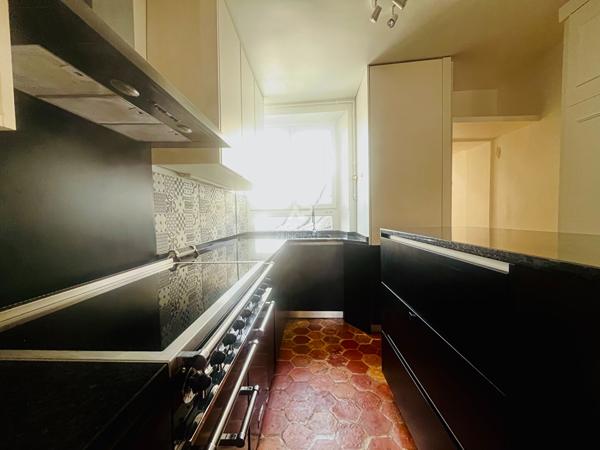 "Versailles Notre-Dame" Adresse de 1er ordre - Très bel appartement de caractère entièrement rénové de 3 pièces de 80,50 m² ! Loyer 2 350 €/mois charges comprises **  - Référence  28029
