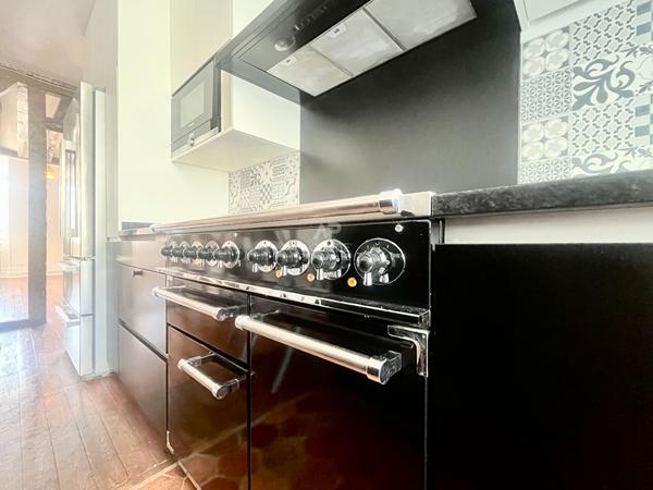 "Versailles Notre-Dame" Adresse de 1er ordre - Très bel appartement de caractère entièrement rénové de 3 pièces de 80,50 m² ! Loyer 2 350 €/mois charges comprises **  - Référence  28029
