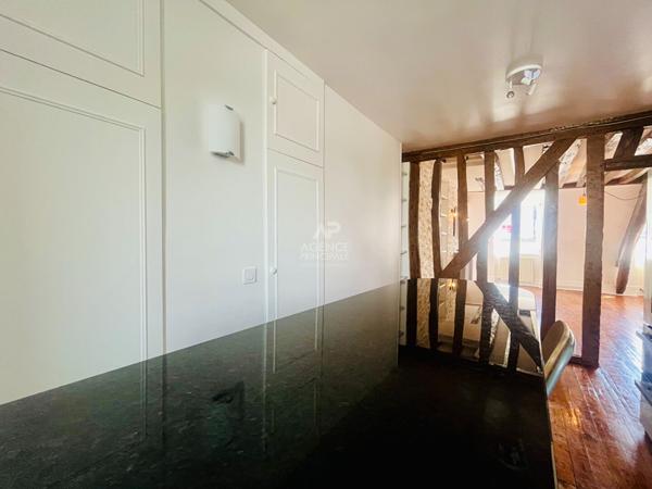 "Versailles Notre-Dame" Adresse de 1er ordre - Très bel appartement de caractère entièrement rénové de 3 pièces de 80,50 m² ! Loyer 2 350 €/mois charges comprises **  - Référence  28029