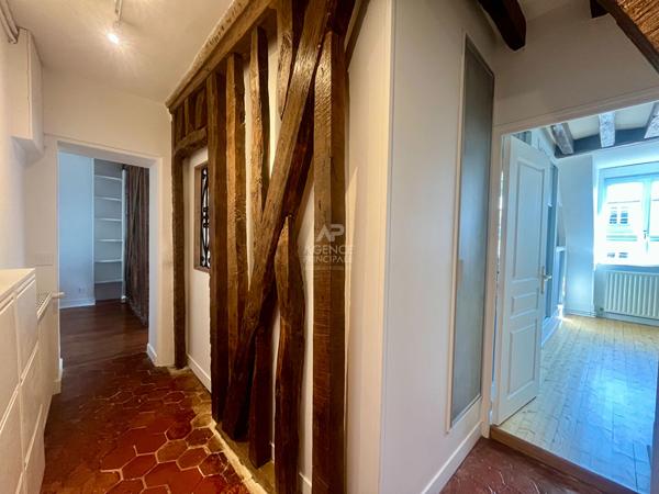 "Versailles Notre-Dame" Adresse de 1er ordre - Très bel appartement de caractère entièrement rénové de 3 pièces de 80,50 m² ! Loyer 2 350 €/mois charges comprises **  - Référence  28029