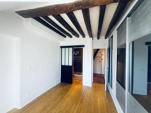 "Versailles Notre-Dame" Adresse de 1er ordre - Très bel appartement de caractère entièrement rénové de 3 pièces de 80,50 m² ! Loyer 2 350 €/mois charges comprises **  - Référence  28029