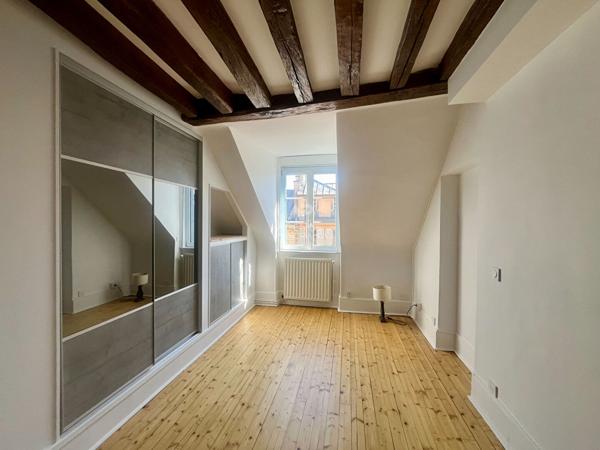"Versailles Notre-Dame" Adresse de 1er ordre - Très bel appartement de caractère entièrement rénové de 3 pièces de 80,50 m² ! Loyer 2 350 €/mois charges comprises **  - Référence  28029