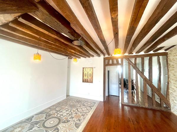 "Versailles Notre-Dame" Adresse de 1er ordre - Très bel appartement de caractère entièrement rénové de 3 pièces de 80,50 m² ! Loyer 2 350 €/mois charges comprises **  - Référence  28029