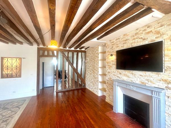 "Versailles Notre-Dame" Adresse de 1er ordre - Très bel appartement de caractère entièrement rénové de 3 pièces de 80,50 m² ! Loyer 2 350 €/mois charges comprises **  - Référence  28029
