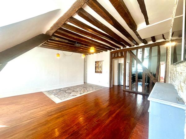 "Versailles Notre-Dame" Adresse de 1er ordre - Très bel appartement de caractère entièrement rénové de 3 pièces de 80,50 m² ! Loyer 2 350 €/mois charges comprises **  - Référence  28029