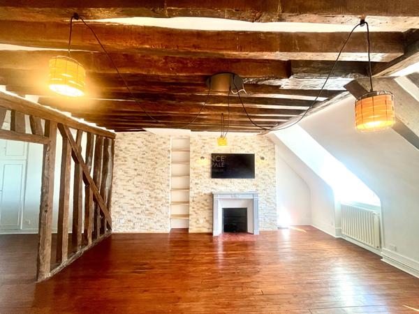 "Versailles Notre-Dame" Adresse de 1er ordre - Très bel appartement de caractère entièrement rénové de 3 pièces de 80,50 m² ! Loyer 2 350 €/mois charges comprises **  - Référence  28029
