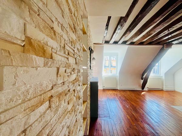 "Versailles Notre-Dame" Adresse de 1er ordre - Très bel appartement de caractère entièrement rénové de 3 pièces de 80,50 m² ! Loyer 2 350 €/mois charges comprises **  - Référence  28029