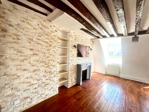 "Versailles Notre-Dame" Adresse de 1er ordre - Très bel appartement de caractère entièrement rénové de 3 pièces de 80,50 m² ! Loyer 2 350 €/mois charges comprises **  - Référence  28029